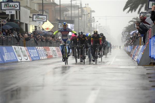 Peter Sagan wins stage 6